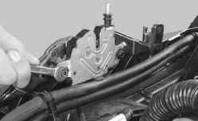 Ford Focus 2 Снятие установка и регулировка замка капота и его привода, фото 2