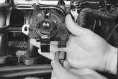 Ford Focus 2 Снятие установка и регулировка замка капота и его привода, фото 6
