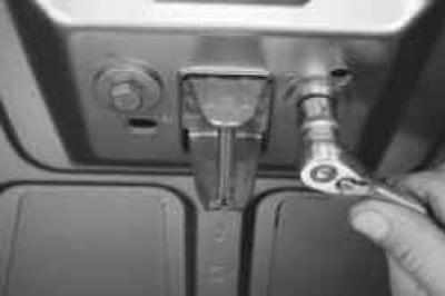Ford Focus 2 Снятие установка и регулировка замка капота и его привода, фото 8