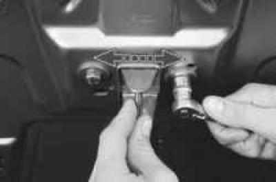 Ford Focus 2 Снятие установка и регулировка замка капота и его привода, фото 9