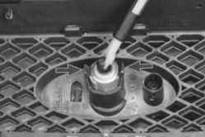Ford Focus 2 Снятие установка и регулировка замка капота и его привода, фото 10